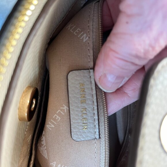 Anne Klein Dome Crossbody with 3 main POCKETS & 1 front pocket  Hands Free - Picture 5 of 14